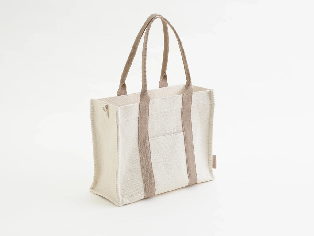 Bebefit tote bag in beige canvas with front pocket, neutral handles, bebefit.eu