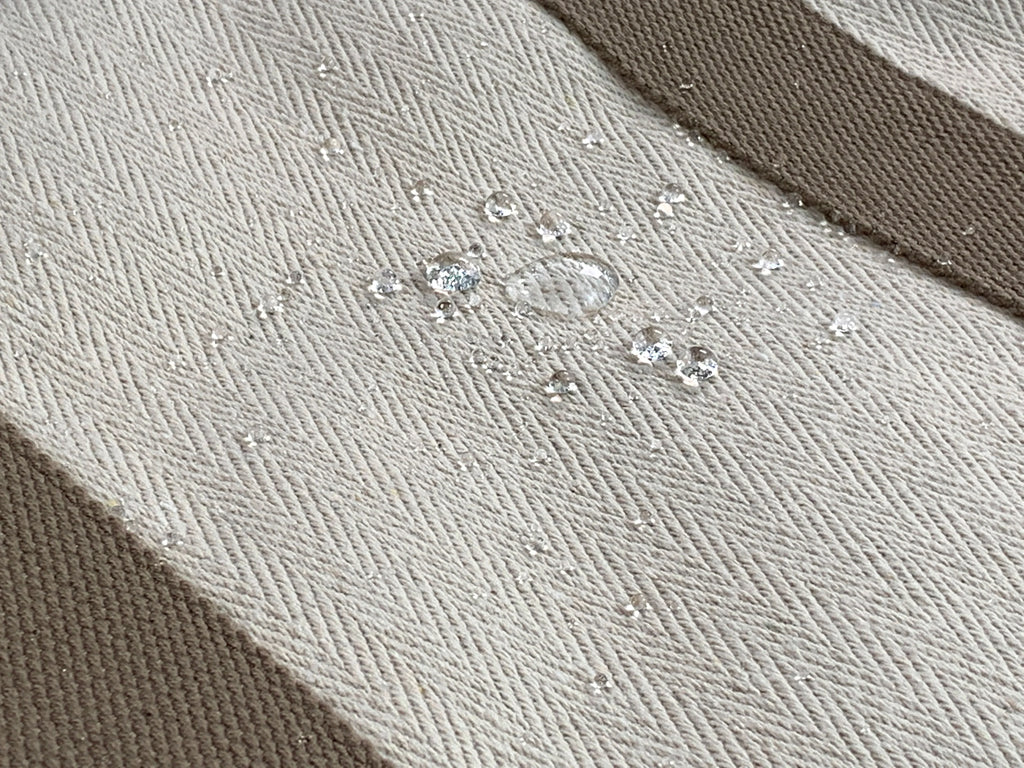 Water droplets on stain-resistant baby carrier fabric, Bebefit.eu, ergonomic baby carrier