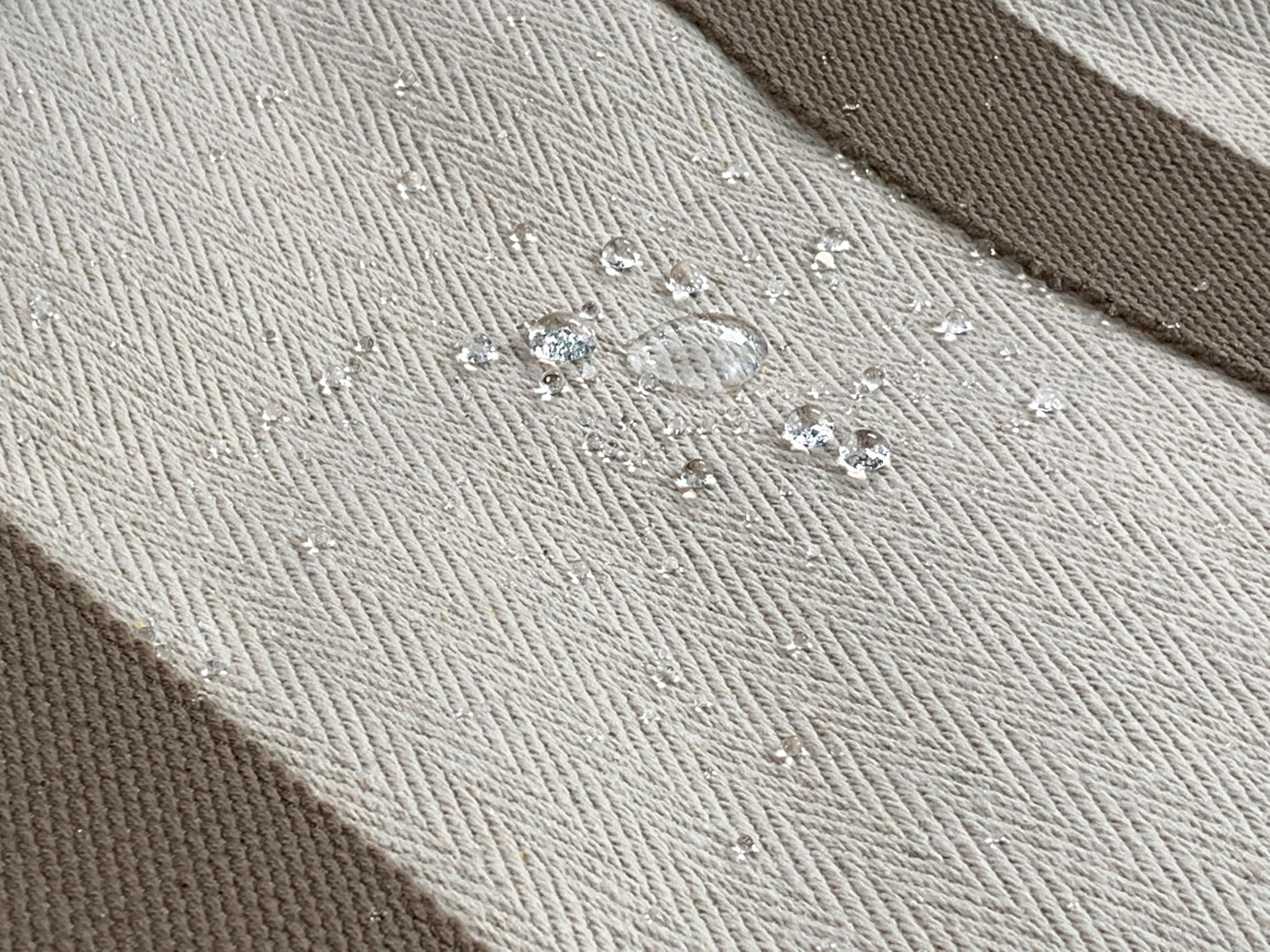 Water droplets on stain-resistant baby carrier fabric, Bebefit.eu, ergonomic baby carrier