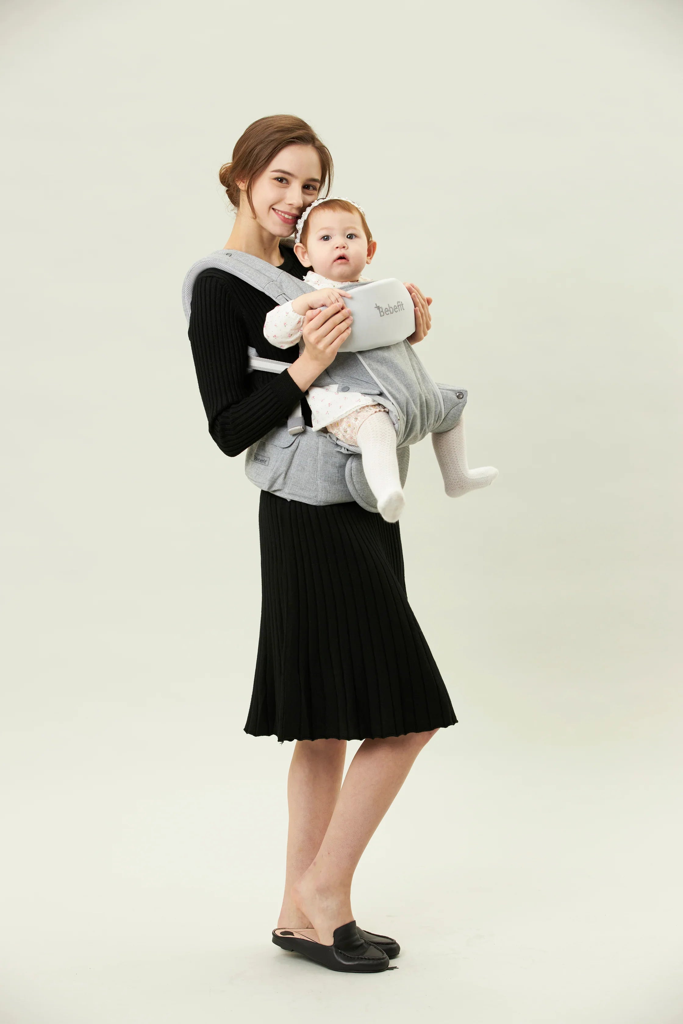 Mother carrying baby in ergonomic grey baby carrier bebefit.eu, Bebefit Smart Comfort