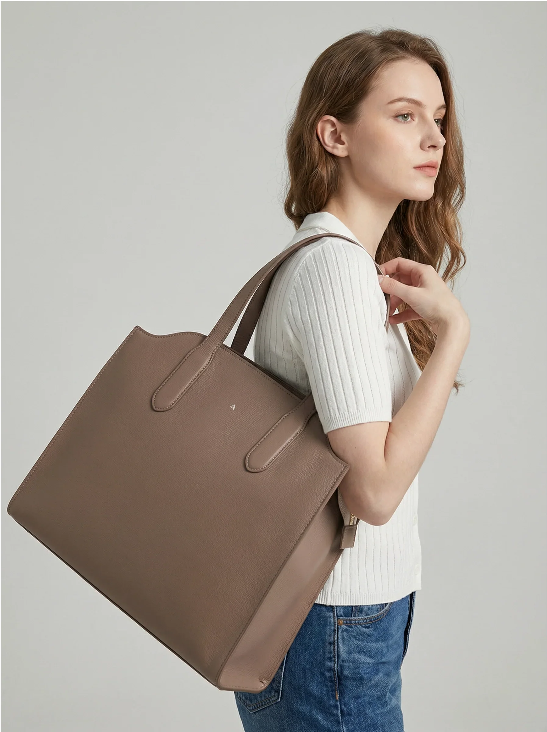 Woman carrying taupe tote bag over shoulder, bebefit.eu, model 4, minimalist style
